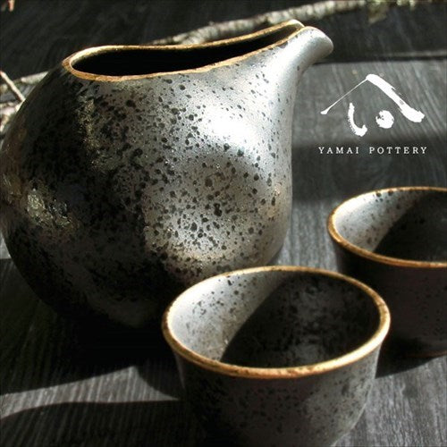 美濃焼/toki/minoyaki/japan/酒器/セット/酒器セット/お猪口/徳利/おちょこ/ペア/とっくり/黒結晶丸口金彩/陶器/手作り/2号/食器/結婚祝い/還暦祝い/祝い/還暦/プレゼント/ギフト/ギフトセット/食器セット/お土産/