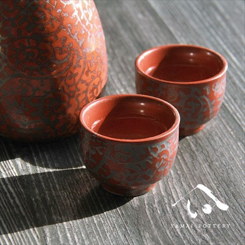美濃焼/toki/minoyaki/japan/酒器/セット/酒器セット/お猪口/徳利/おちょこ/ペア/とっくり/赤たこ唐草/陶器/手作り/2号/食器/結婚祝い/還暦祝い/祝い/還暦/プレゼント/ギフト/ギフトセット/食器セット/お土産/