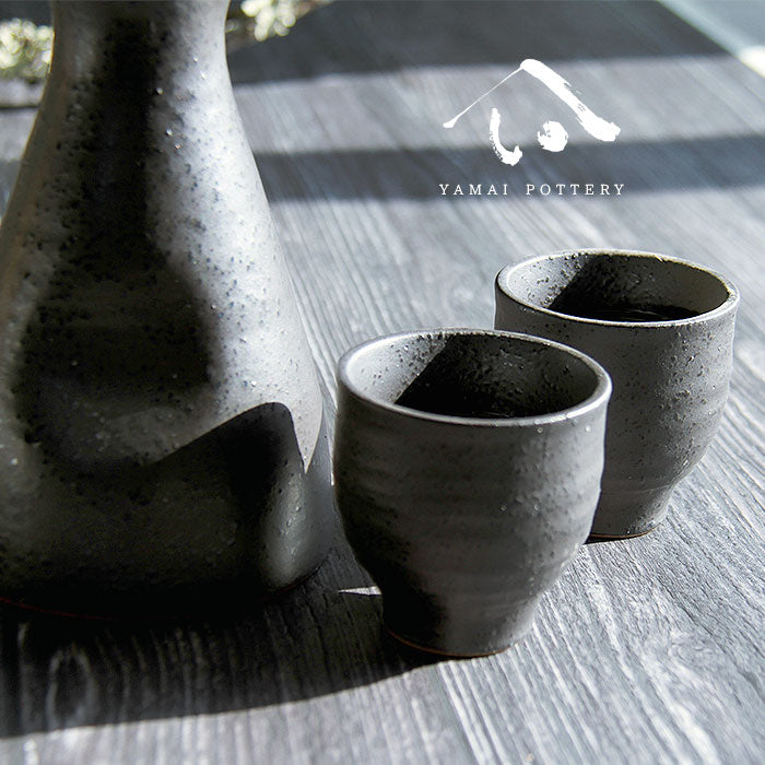 美濃焼 toki minoyaki japan 酒器 セット 酒器セット お猪口 徳利 おちょこ ペア とっくり 大徳利黒墨 陶器 手作り 2号 食器 結婚祝い 還暦祝い 祝い 還暦