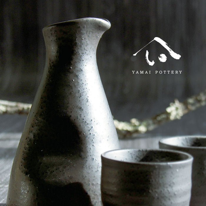 美濃焼 toki minoyaki japan 酒器 セット 酒器セット お猪口 徳利 おちょこ ペア とっくり 大徳利黒墨 陶器 手作り 2号 食器 結婚祝い 還暦祝い 祝い 還暦