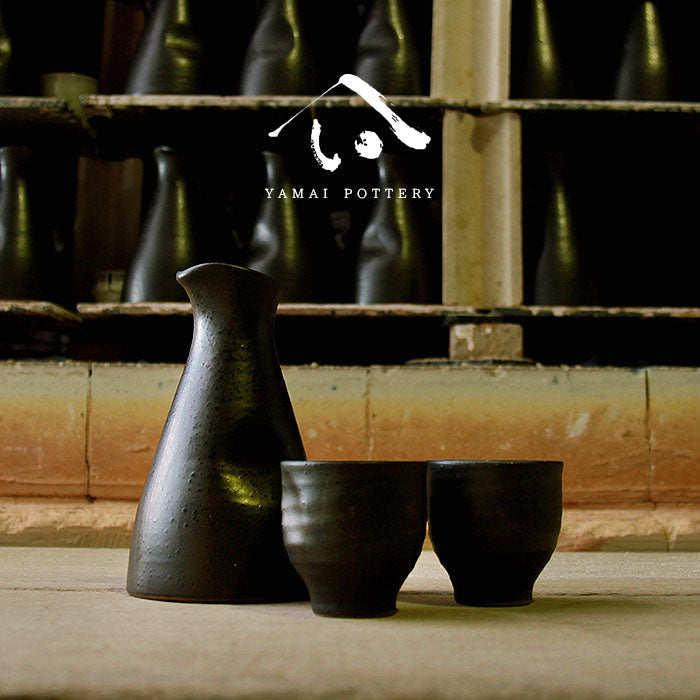 美濃焼 toki minoyaki japan 酒器 セット 酒器セット お猪口 徳利 おちょこ ペア とっくり 大徳利黒墨 陶器 手作り 2号 食器 結婚祝い 還暦祝い 祝い 還暦