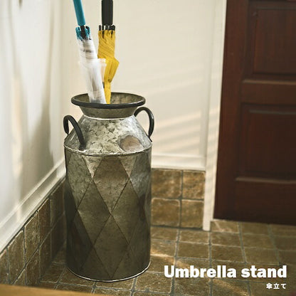 傘立て傘入れアンブレラスタンド玄関かさ収納ヴィンテージ調アンティークシックレトロスチール丈夫北欧コンパクト省スペーススリム水受けトレー付き通気性清潔おしゃれカフェシンプル安定感店舗ナチュラルかわいい一人暮らしブラックazm家具