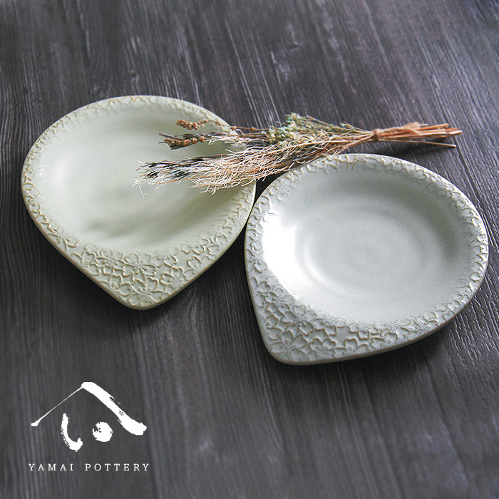 美濃焼 toki minoyaki japan お皿 皿 平皿 器 2点セット 2枚セット セット ペア おしゃれ 桜 柄 sara 陶器 手作り 食器 結婚祝い 還暦祝い 祝い 還暦 プレゼント ギフト ギフトセット 食器セット お土産 誕生日 贈り物 お祝い 母の日 父の日 記念日 和食器